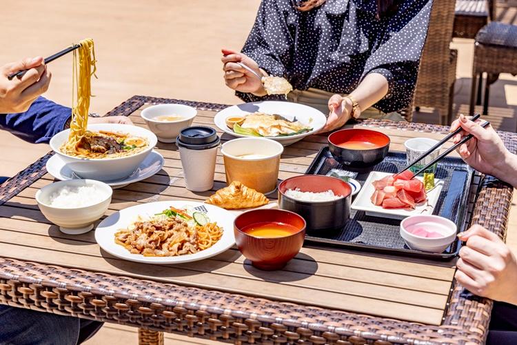 お天気の良い日はテラスでのお食事も。築地魚河岸食堂