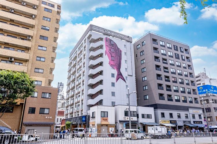 大きな鯛の絵が特徴的なホテルです。日比谷線築地駅をご利用のお客様はこちらを目印にお越しください
