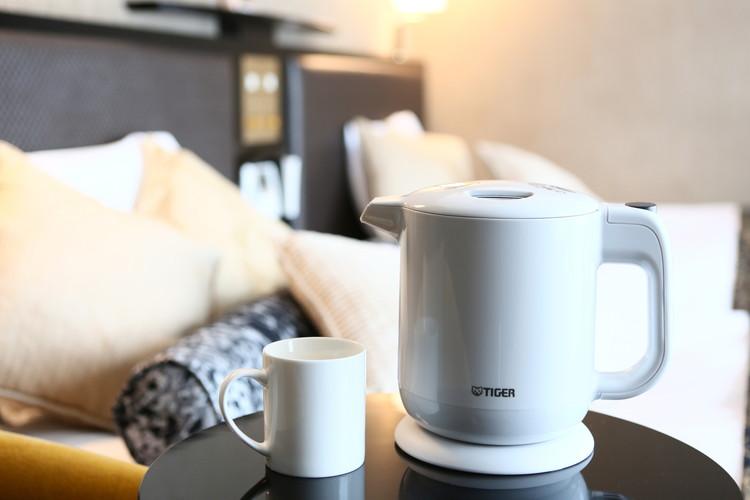 温かいお飲み物を飲めるように、電気ケトルをご用意。浴室のお水は飲料水ですのでご利用ください。