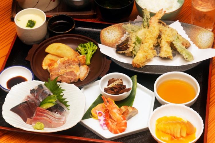 夕食一例　地元食材を使った料理
