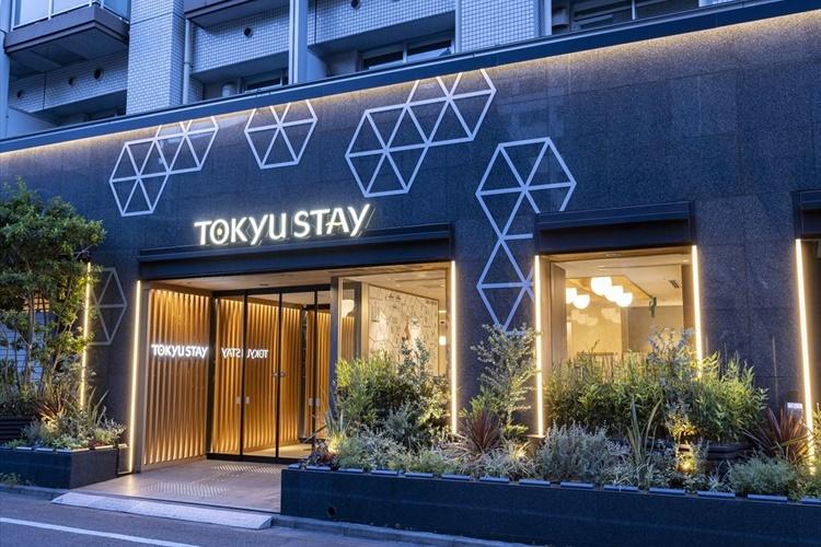 ホテル外観｜夜には正面入口がライトアップされます。