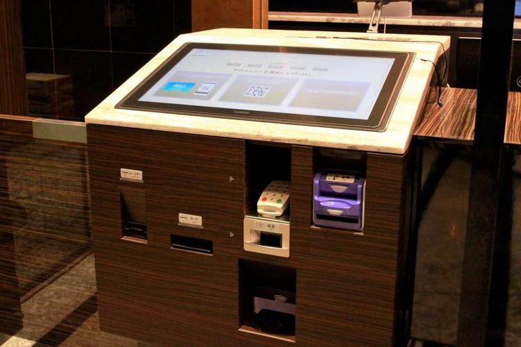 自立型自動チェックイン機