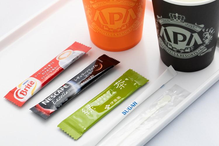 客室には、温かい飲み物が飲めるように緑茶とコーヒーセットをご用意。