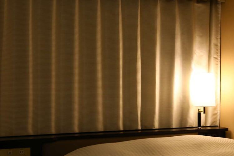 客室のカーテンは、安眠にこだわった遮光、暖房効率を考慮した遮熱カーテンを採用。
