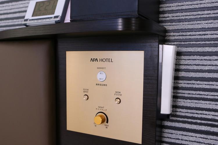 携帯電話・スマートフォンが充電できるように、コンセントを枕元に設置。