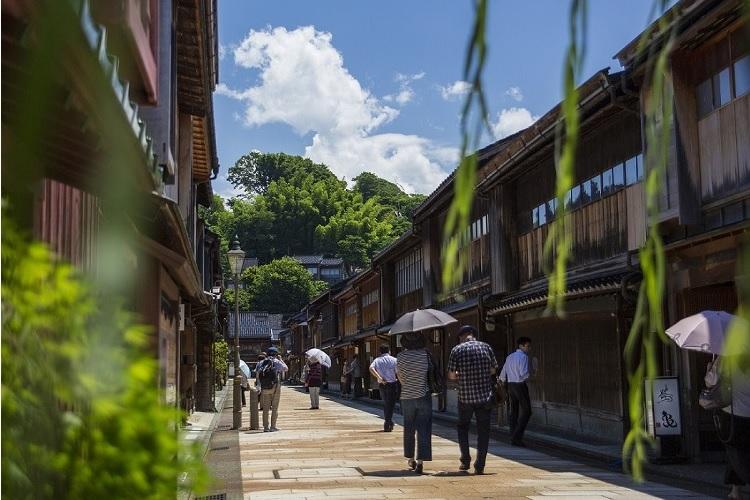 ひがし茶屋街(写真提供：金沢市）【当館出て左へ、武蔵右折→橋場左折　お車で約15分】