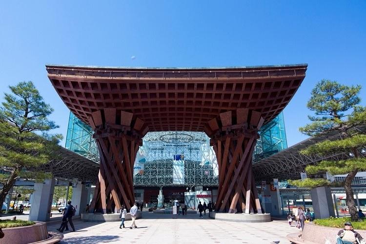 【金沢駅　鼓門】(写真提供：金沢市）