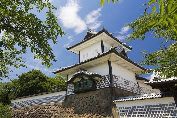 金沢城・石川門(写真提供：金沢市）【当館左に出て、香林坊交差点右折　徒歩約15分】