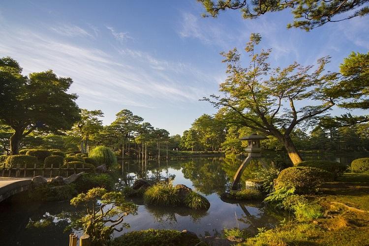 兼六園(写真提供：金沢市）【当館左に出て香林坊交差点右折　徒歩約１５分】