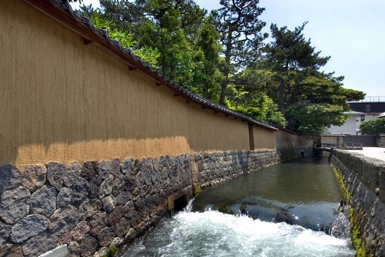 長町武家屋敷跡(写真提供：金沢市）【当館でて右へ、片町交差点右折、長町交差点右折徒歩約15分】
