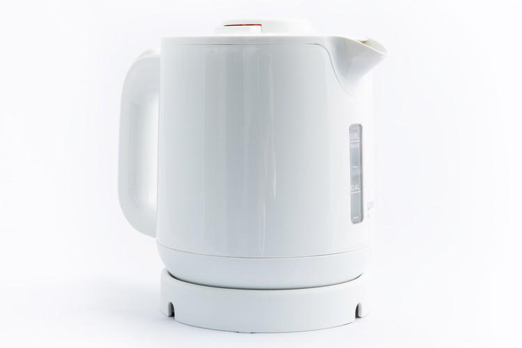 温かいお茶が飲めるように、電気ケトル（ポット）をご用意。