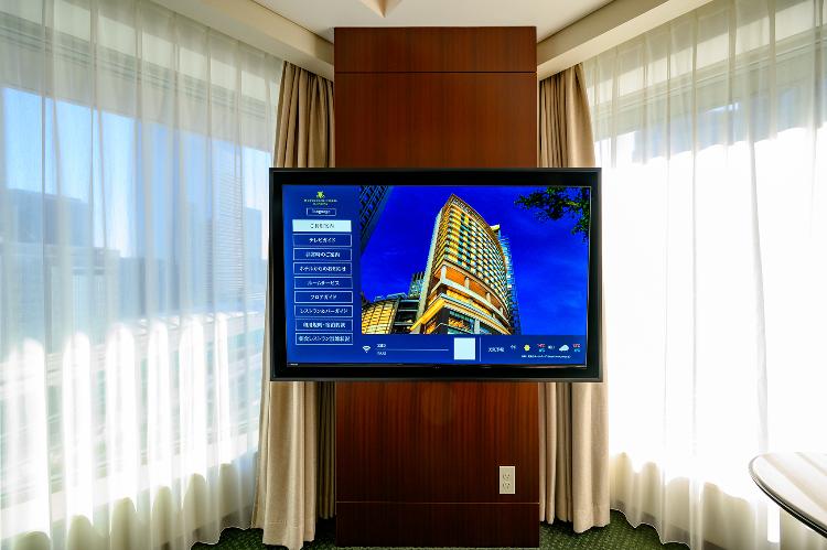 各客室に設置しているスマートテレビは、地上デジタル放送に加え、動画アプリ・キャスト機能・朝食の混雑状況確認など、様々な機能を搭載