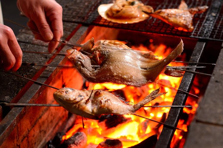 焼き魚は炭火焼で調理しています。ホクホクで絶品です。