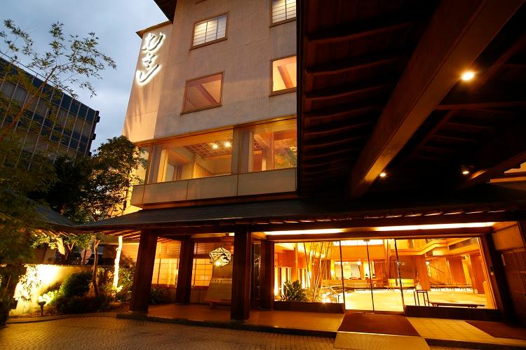 【玄関】海の近くの本格和風旅館。数奇屋風の玄関でお出迎えいたします。