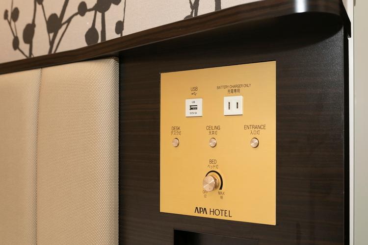 枕元に集中コントローラーがございます。ベッドに座ったまま客室の電気を操作できます。