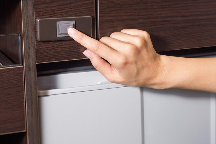 冷蔵庫上部のスイッチをONにしてご利用下さい。外出時にカードキーを抜いても電源は切れませんのでご安心ください。