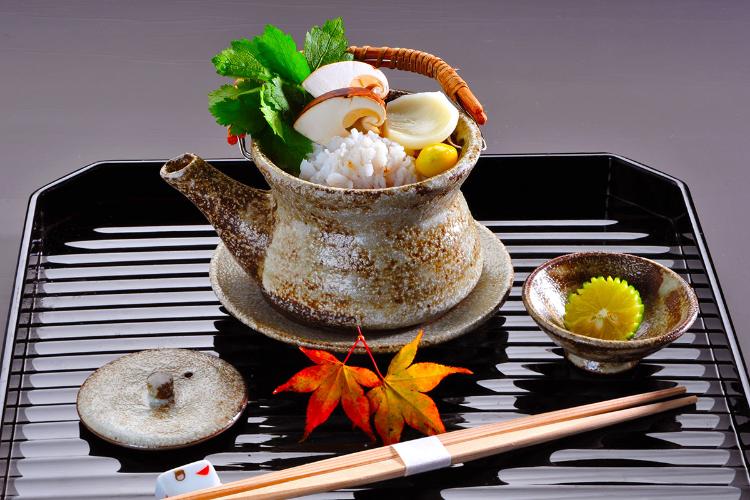 ・日本料理一例：土瓶蒸し