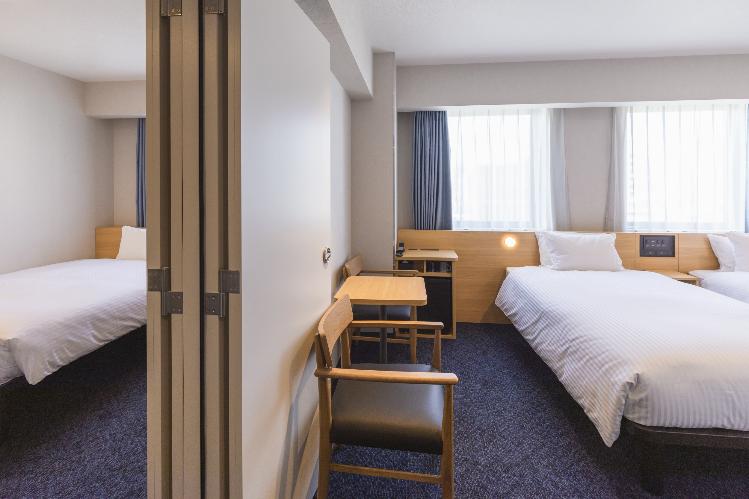 コネクティングルーム  32.9平米　スタンダードダブルとスタンダードツインの2部屋が繋がっています。　全館浄水システム採用　Wi-Fi＆有線LAN接続無料　加湿機能付空気清浄機