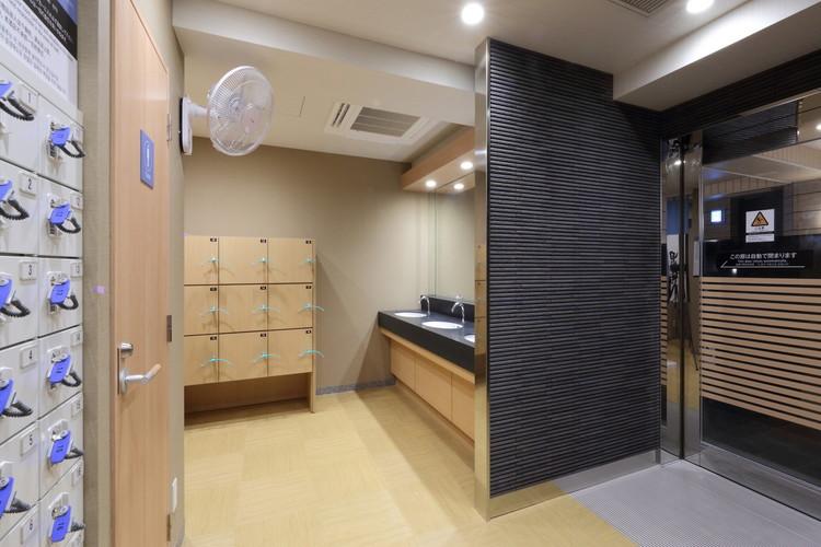男子脱衣場