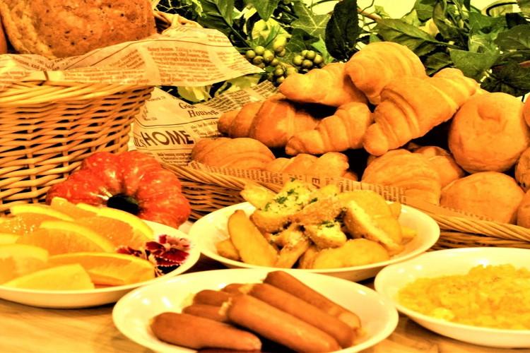 朝食ビュッフェ（60品目のラインナップ）