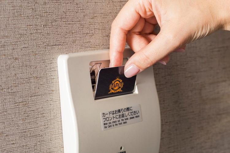 環境に配慮した省エネスイッチ（カードキーホルダー）を採用。キーを差し込むことで電気が点灯