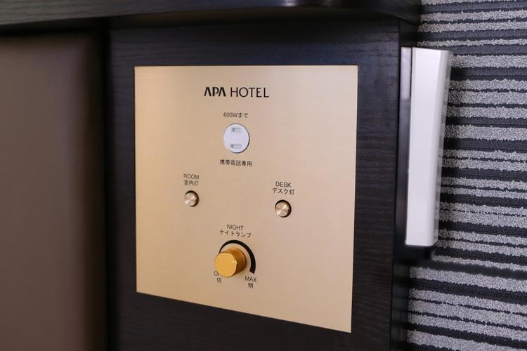 携帯電話・スマートフォンが充電できるように、コンセントを枕元に設置