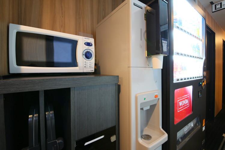 本館入口にソフトドリンクとアルコール、別館1階にソフトドリンクの自動販売機がございます