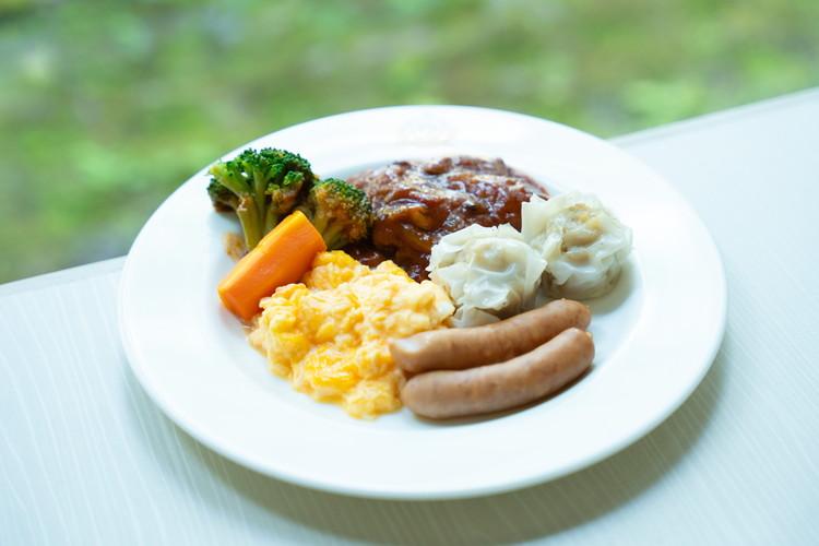 朝食盛り付け例