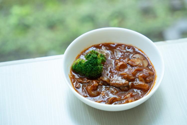 朝食盛り付け例　国産牛のハヤシライス