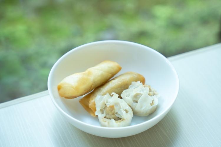 朝食盛り付け例　肉焼売と春巻き