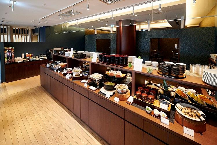 ご朝食はブッフェ形式でご用意しております