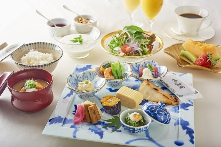 和食セットとハーフビュッフェスタイルの朝食です