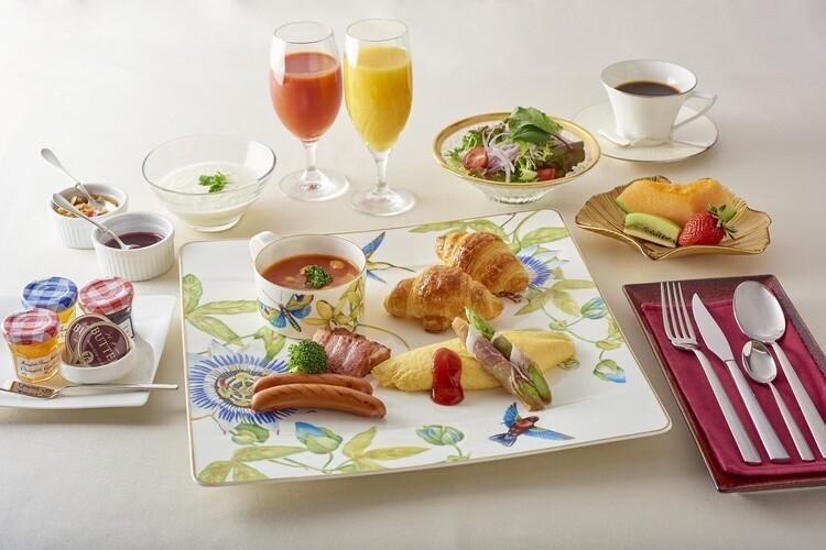和食セットとハーフビュッフェスタイルの朝食です
