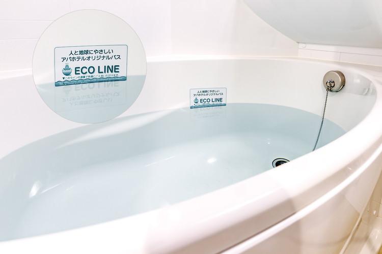 通常の浴槽より約20％の節水かつゆったり入浴できるアパホテルオリジナルユニットバス。