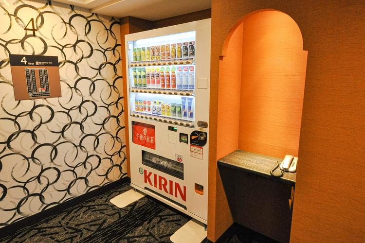 自動販売機の設置場所は次の通りです。■飲料水：偶数階エレベーターホール　■アイスクリーム・乳製品：11階大浴殿前