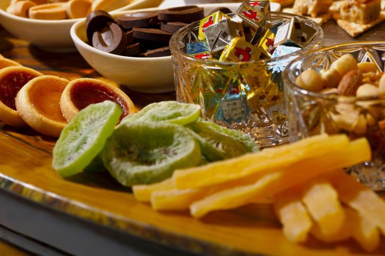 【ゲストラウンジ】クッキーやチーズ、おつまみなどをご用意しております。（※お部屋へのお持ち帰り等はできませんので予めご了承くださいませ。）
