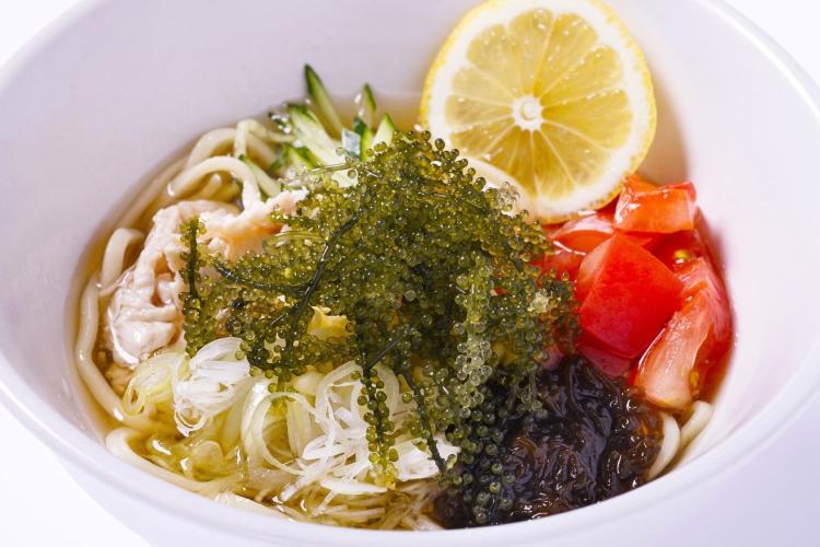 【リゾート内レストラン/シギラビーチフードコート】冷やし宮古そば（海ぶどう入り）やラーメン、やきそばや、まぜそばなどのめん類もございます。