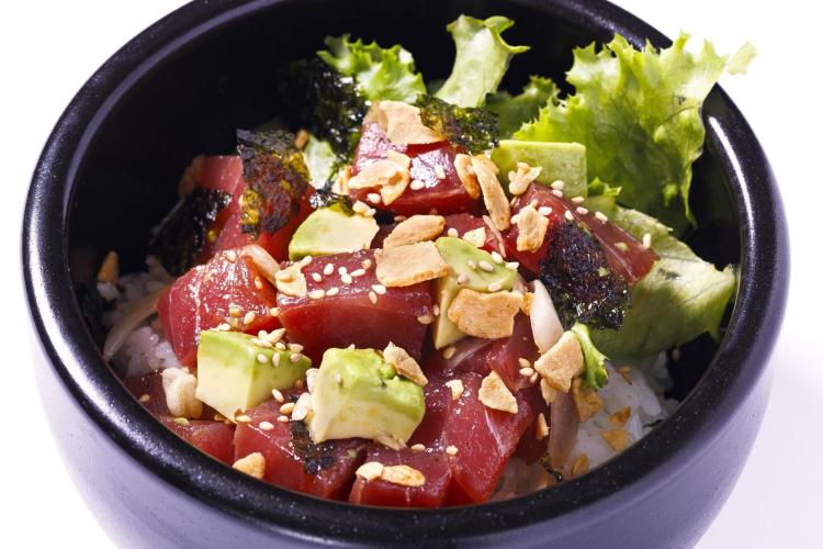 【リゾート内レストラン/シギラビーチフードコート】ランチや軽食をお楽しみいただけます。宮古島産生キハダマグロ ポキ丼や琉球タコライス、ロコモコやカレーのメイン、アラカルトメニューをご用意しております。