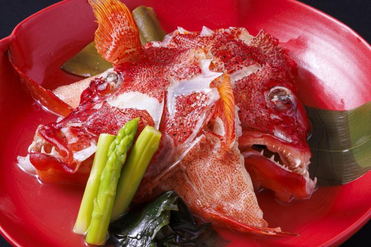 【リゾート内レストラン/鮨 蒼風】旬の魚介や島野菜などを、卓越した技術で仕上げた逸品を、セレクトしたお酒と共にお楽しみください。