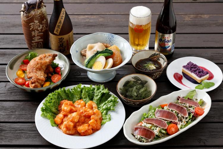 【リゾート内レストラン/南風 屋台村】沖縄料理、中華料理などを気軽に楽しめます。毎晩開催されるエイサーや三線ライブのパフォーマンス（無料）も必見！