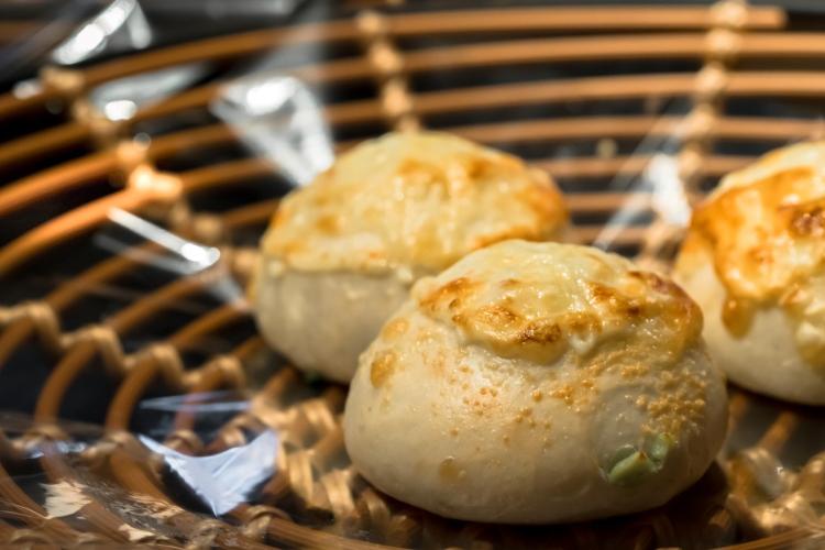 【リゾート内レストラン/南西の風ベーカリー＆カフェ】焼き立てパンとドリンクは、やわらかな日差しが降りそそぐテラス席でごゆっくりどうぞ。