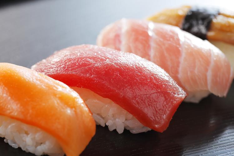 【リゾート内レストラン/すし屋のかつ勘】宮古島の近海で取れた新鮮な魚介類と、太陽の光を存分に浴びた島野菜、豊洲市場からその日に空輸された良質な魚介を取り扱っております。