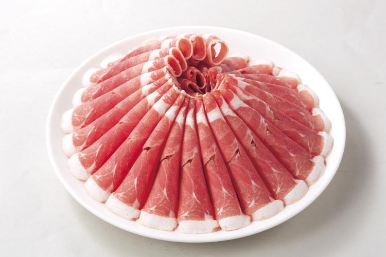 【リゾート内レストラン/薬膳火鍋 小肥羊】ラム肉は、ダイエット効果抜群、ビタミンや鉄分も豊富 コースのお肉に入っているラム肉は、生後1年未満の仔羊の肉のこと。 やわらかくて脂肪が少なく低コレステロール。