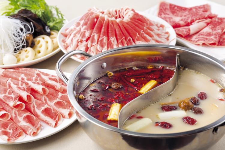 【リゾート内レストラン/薬膳火鍋 小肥羊】太極の「陰陽」に見立てて仕切った丸鍋に数十種類の漢方を配合した、中国最大級の火鍋専門店の味を楽しめます。