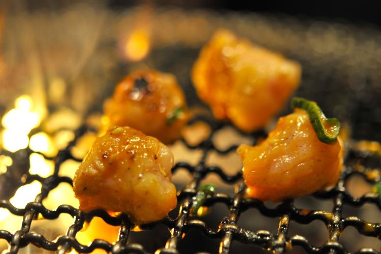 【リゾート内レストラン/炭火焼肉 琉宮苑】人気のホルモンは女性にも好評です。