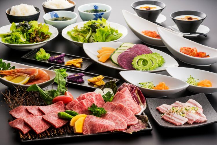 【リゾート内レストラン/炭火焼肉 琉宮苑】焼肉セットからアラカルトまで豊富なメニューをご用意。