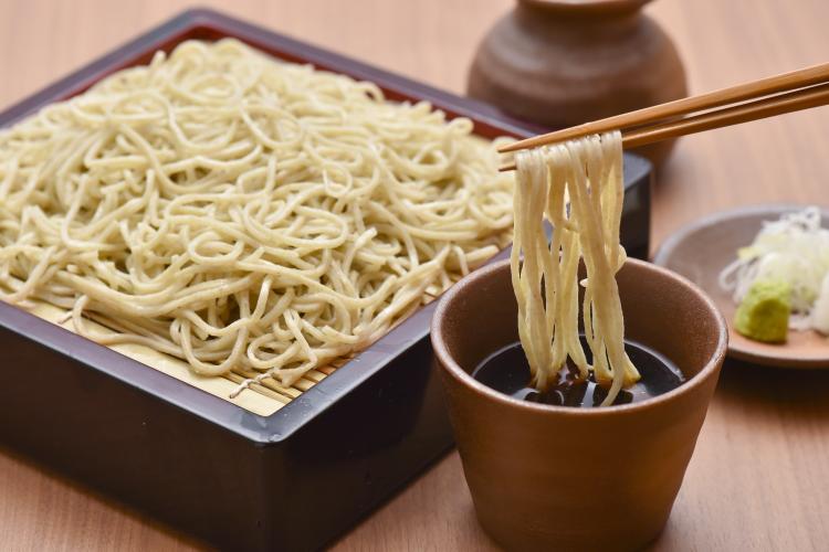 【リゾート内レストラン/蕎麦居酒屋 彩海】肴とお酒を愉しんだら、〆はお蕎麦で 「蕎麦前」と言われるように、お蕎麦の前に肴とお酒を楽しんで、お蕎麦でシメる。