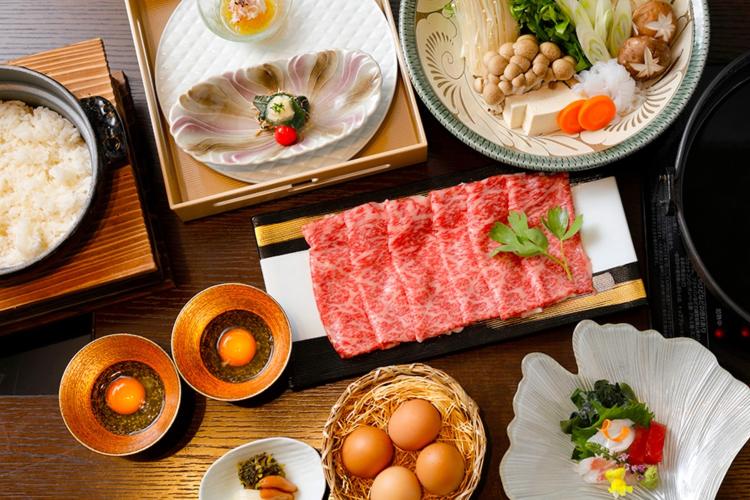 【リゾート内レストラン/蜃気楼しゃぶしゃぶ】幻のアグー豚、宮古牛を素材の旨味を最大限に引き出す特製出汁に潜らせてご堪能ください。