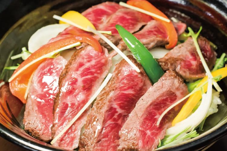 【ホテル内レストラン/ラウンジ マイヨール】黒毛和牛ステーキ丼（ランチタイムお食事メニュー一例。）一度食べたら忘れられない 柔らかで上質なお肉が堪能できる 味もボリュームも大満足な一品
