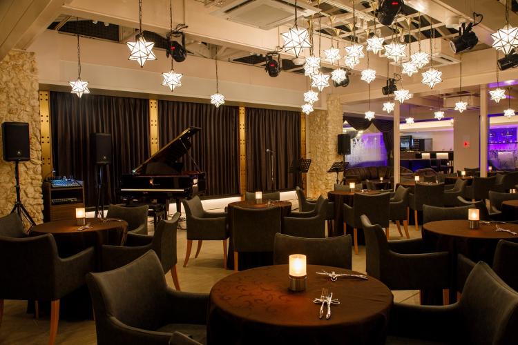 【バー＆ラウンジ ザ シギラ（リゾートエリア内）】JAZZの生演奏が楽しめるナイトラウンジ。